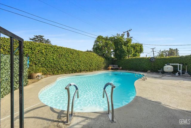 406 brynhurst, Bakersfield, CA 93304