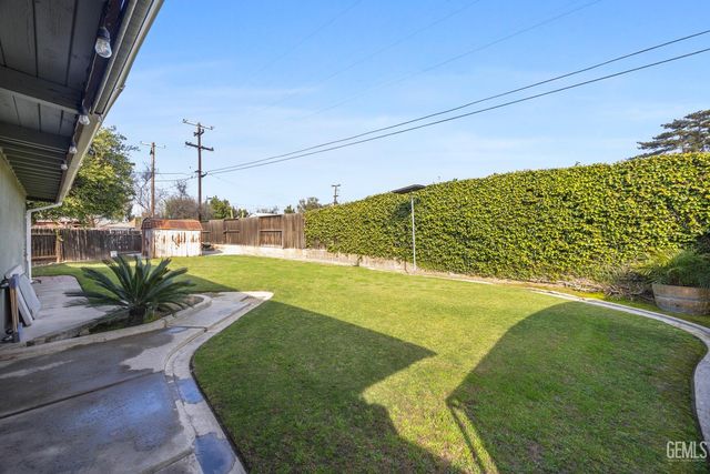 406 brynhurst, Bakersfield, CA 93304