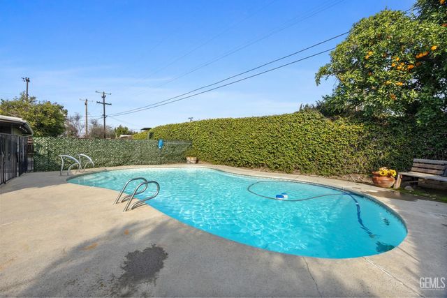 406 brynhurst, Bakersfield, CA 93304