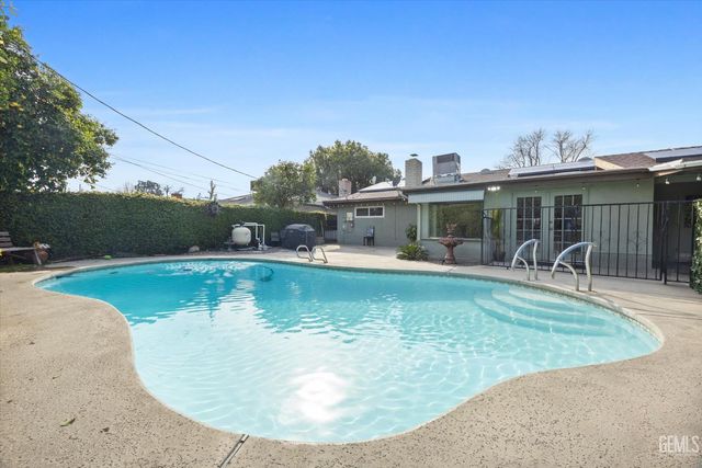 406 brynhurst, Bakersfield, CA 93304