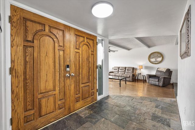 406 brynhurst, Bakersfield, CA 93304