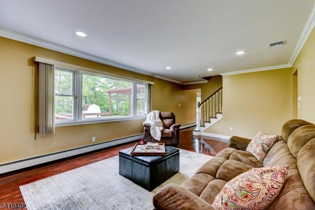 6 Linda St, Parsippany-troy Hills Twp., NJ 07054