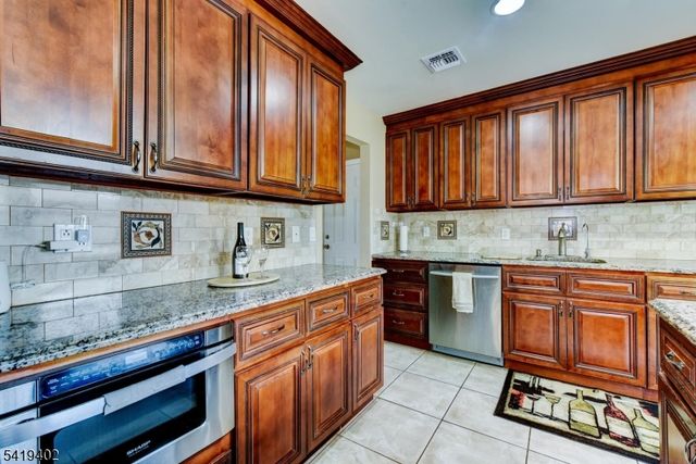 6 Linda St, Parsippany-troy Hills Twp., NJ 07054