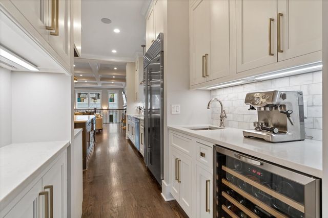 1924 W Farragut Avenue, Chicago, IL 60640