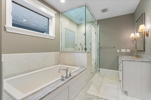 1924 W Farragut Avenue, Chicago, IL 60640
