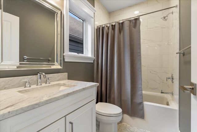 1924 W Farragut Avenue, Chicago, IL 60640