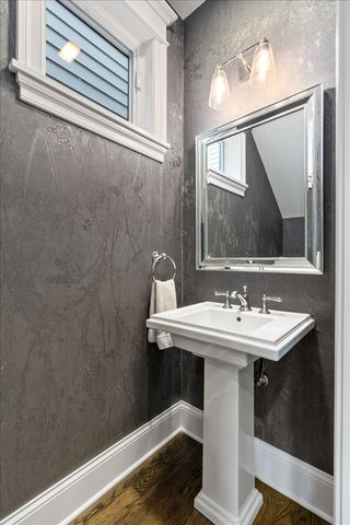 1924 W Farragut Avenue, Chicago, IL 60640