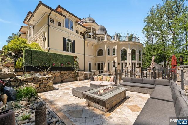 6 Burning Hollow Road, Saddle River, NJ 07458