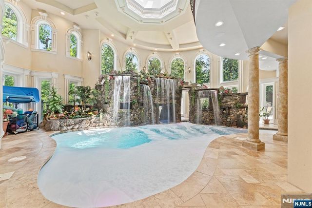 6 Burning Hollow Road, Saddle River, NJ 07458