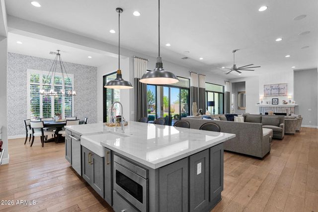 7098 S PORTLAND Avenue, Gilbert, AZ 85298