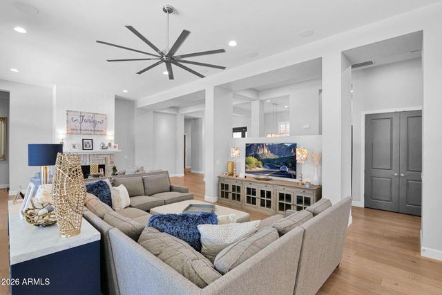 7098 S PORTLAND Avenue, Gilbert, AZ 85298