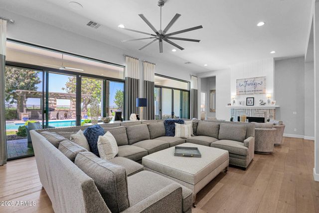 7098 S PORTLAND Avenue, Gilbert, AZ 85298