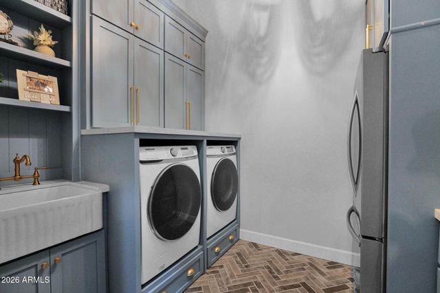 7098 S PORTLAND Avenue, Gilbert, AZ 85298