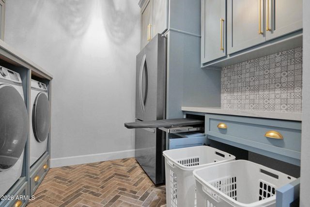 7098 S PORTLAND Avenue, Gilbert, AZ 85298