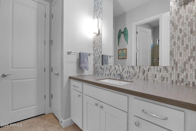 7098 S PORTLAND Avenue, Gilbert, AZ 85298