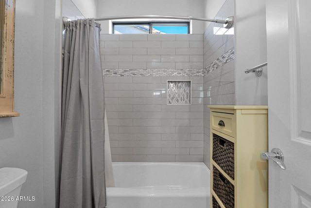 7098 S PORTLAND Avenue, Gilbert, AZ 85298