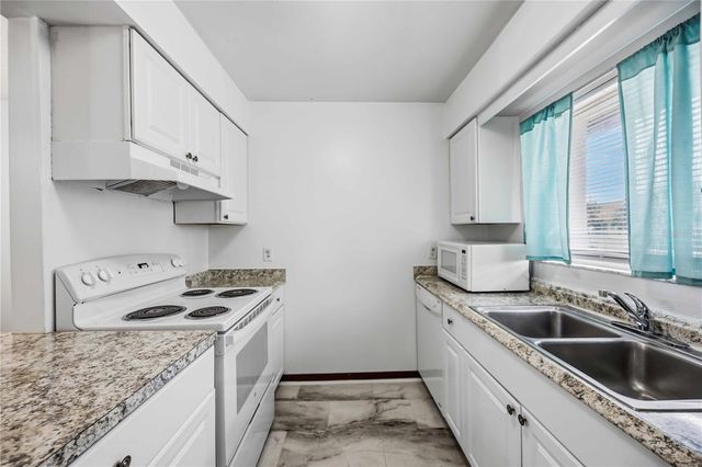 2752 HIDDEN LAKE BOULEVARD C, Sarasota, FL 34237