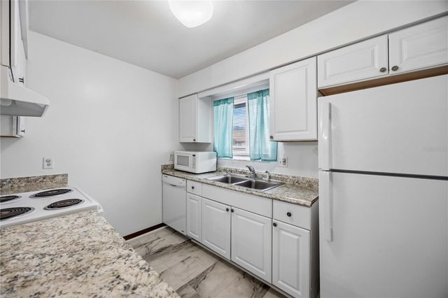 2752 HIDDEN LAKE BOULEVARD C, Sarasota, FL 34237