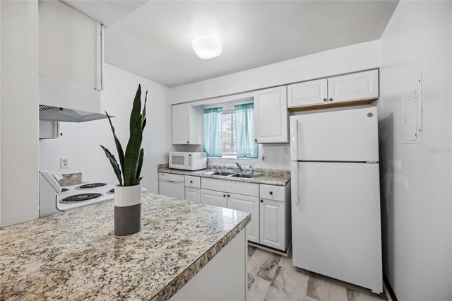 2752 HIDDEN LAKE BOULEVARD C, Sarasota, FL 34237