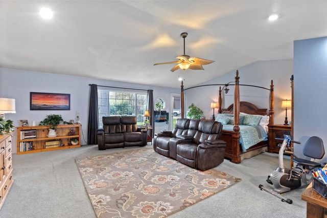 753 W Evans Creek Road, Rogue River, OR 97537