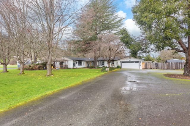 753 W Evans Creek Road, Rogue River, OR 97537