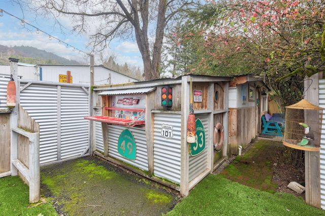 753 W Evans Creek Road, Rogue River, OR 97537