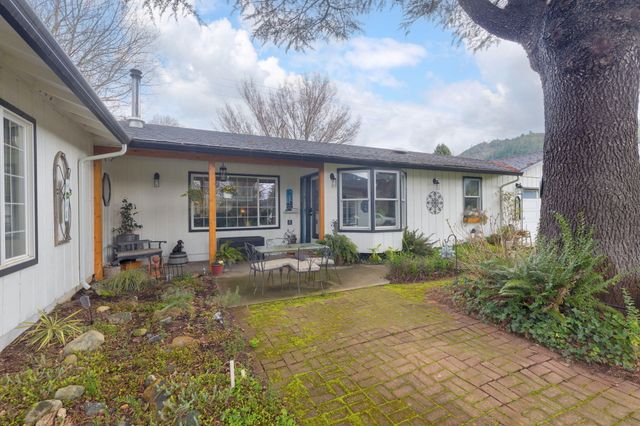 753 W Evans Creek Road, Rogue River, OR 97537