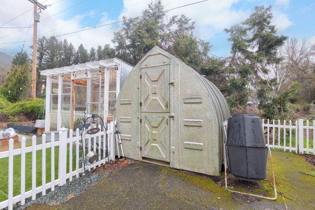 753 W Evans Creek Road, Rogue River, OR 97537