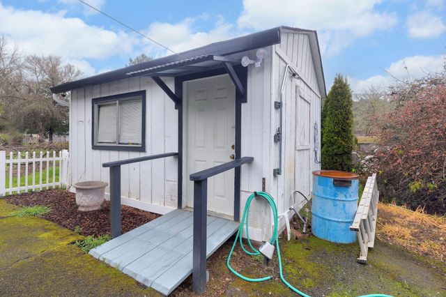 753 W Evans Creek Road, Rogue River, OR 97537