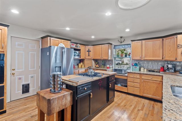 753 W Evans Creek Road, Rogue River, OR 97537