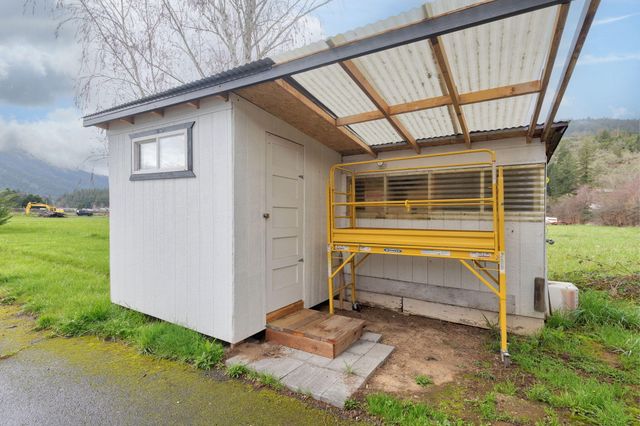 753 W Evans Creek Road, Rogue River, OR 97537