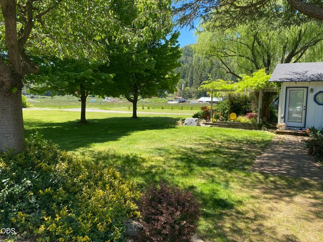 753 W Evans Creek Road, Rogue River, OR 97537