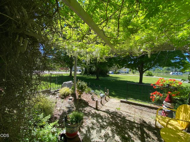 753 W Evans Creek Road, Rogue River, OR 97537