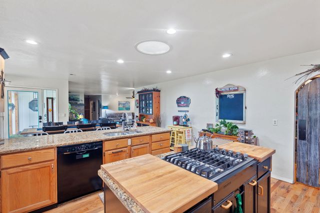 753 W Evans Creek Road, Rogue River, OR 97537