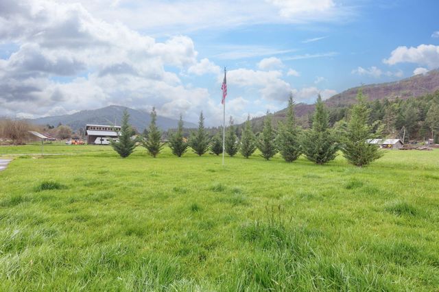 753 W Evans Creek Road, Rogue River, OR 97537