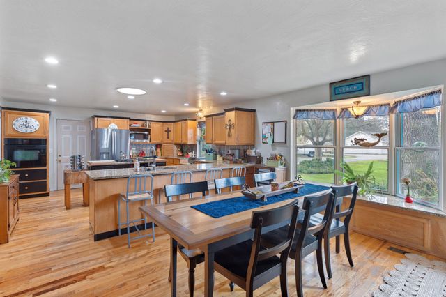 753 W Evans Creek Road, Rogue River, OR 97537