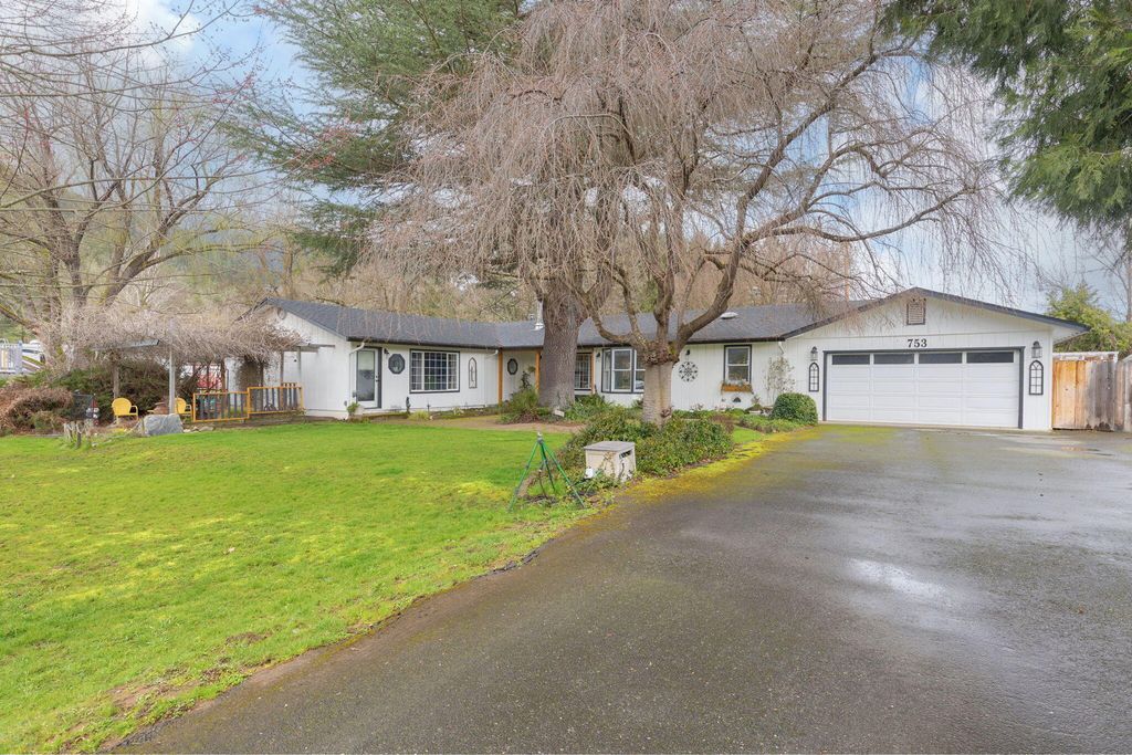 753 W Evans Creek Road, Rogue River, OR 97537