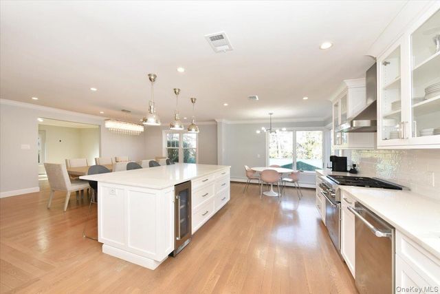 100 Georgian Court, East Hills, NY 11576