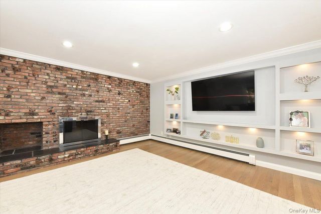 100 Georgian Court, East Hills, NY 11576