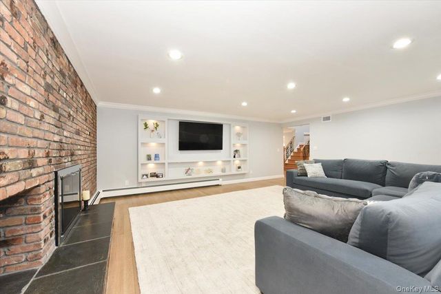 100 Georgian Court, East Hills, NY 11576