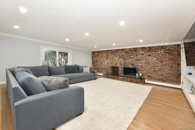 100 Georgian Court, East Hills, NY 11576