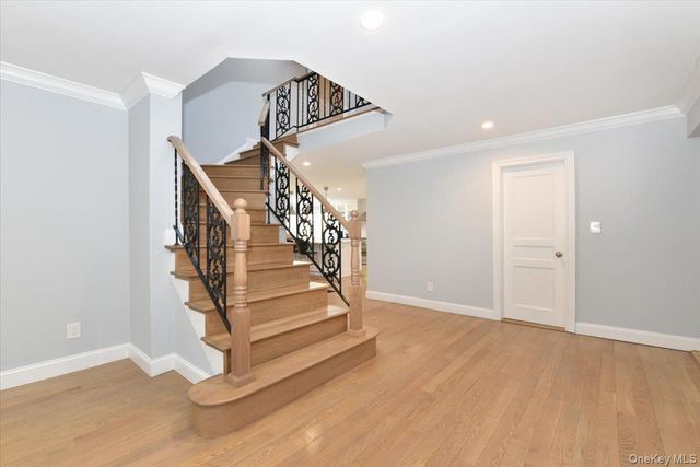 100 Georgian Court, East Hills, NY 11576