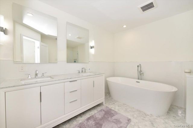 100 Georgian Court, East Hills, NY 11576