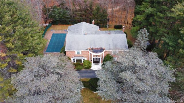 100 Georgian Court, East Hills, NY 11576