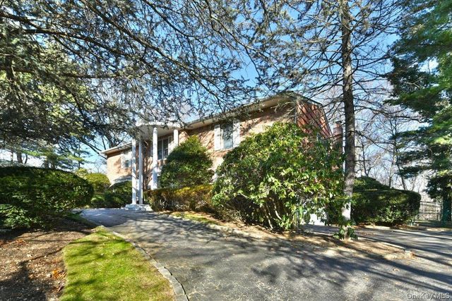 100 Georgian Court, East Hills, NY 11576