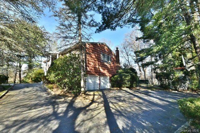 100 Georgian Court, East Hills, NY 11576