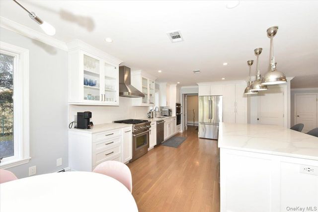 100 Georgian Court, East Hills, NY 11576