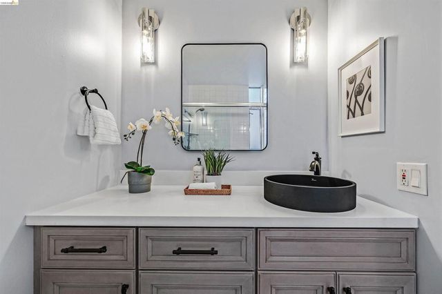 3945 Harrison St 23, Oakland, CA 94611