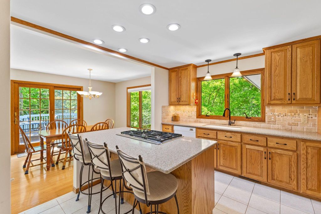 9553 Woodridge Circle, Eden Prairie, MN 55347