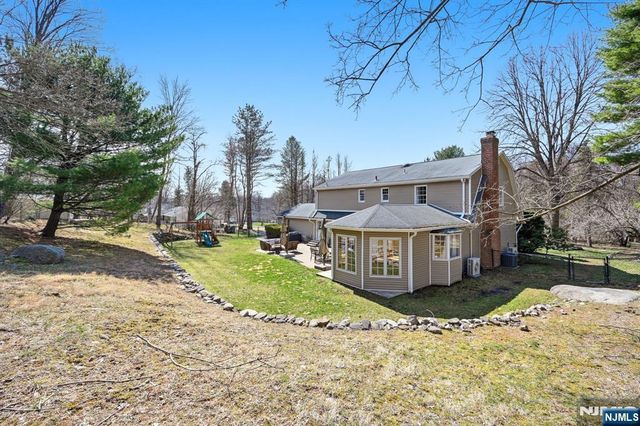 11 Osborne Court, Mahwah, NJ 07430